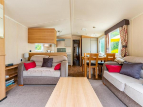 Pass the Keys Delightful 3 bedroom caravan with on-site pool